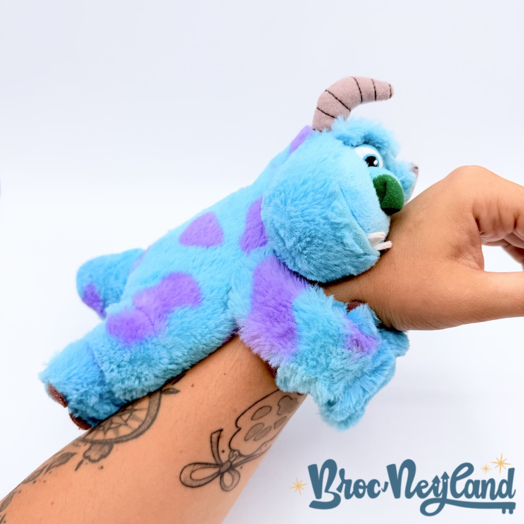Peluche-bracelet-Sulli-Snuggle-Snappers-Disney-Parks-2017-disneyland-Monstres-et-Cie-Sully-bleu-accroche-calin (1)