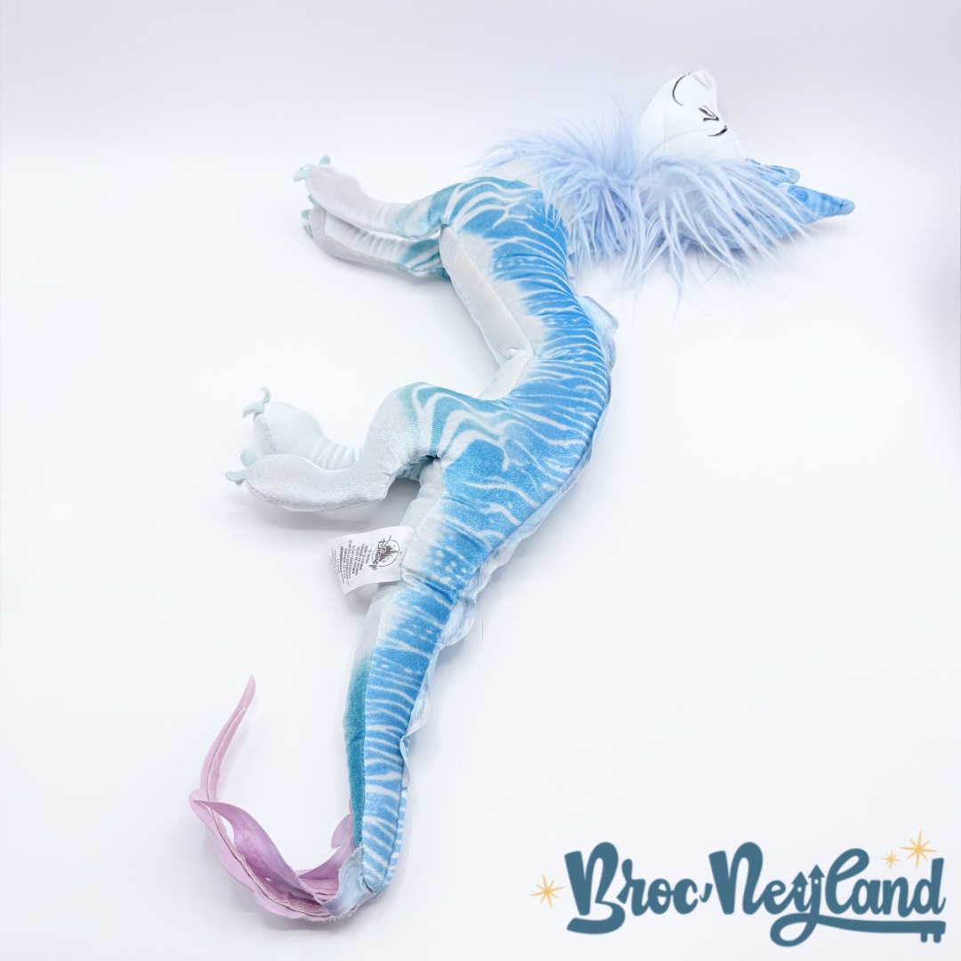 Peluche-Dragon-Sisu-Raya-et-le-dernier-dragon-Disney-Store-2020-bleu-crinière-80-cm (1)