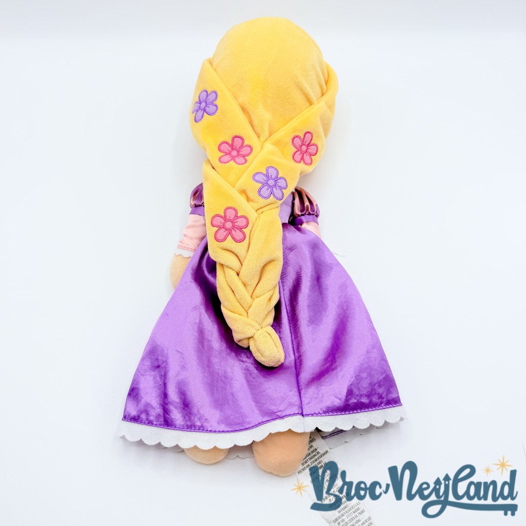 Poupée-chiffon-Raiponce-Disney-Store-2022-peluche-princesse-robe-violette-38-cm (1)