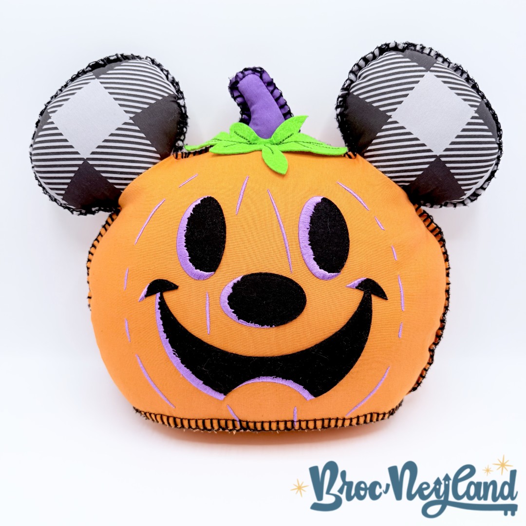 Coussin-citrouille-Hey-Pumpkin-Mickey-Halloween-Disney-Parks-oreiller-orange (3)