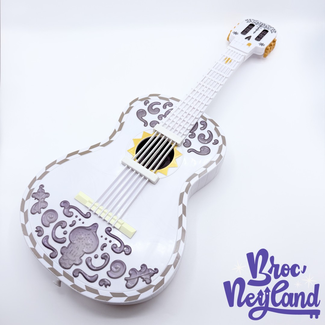 Jouet-Guitare-Coco-interactive-Disney-Mattel-2017-instrument-blanc-65-cm (3)