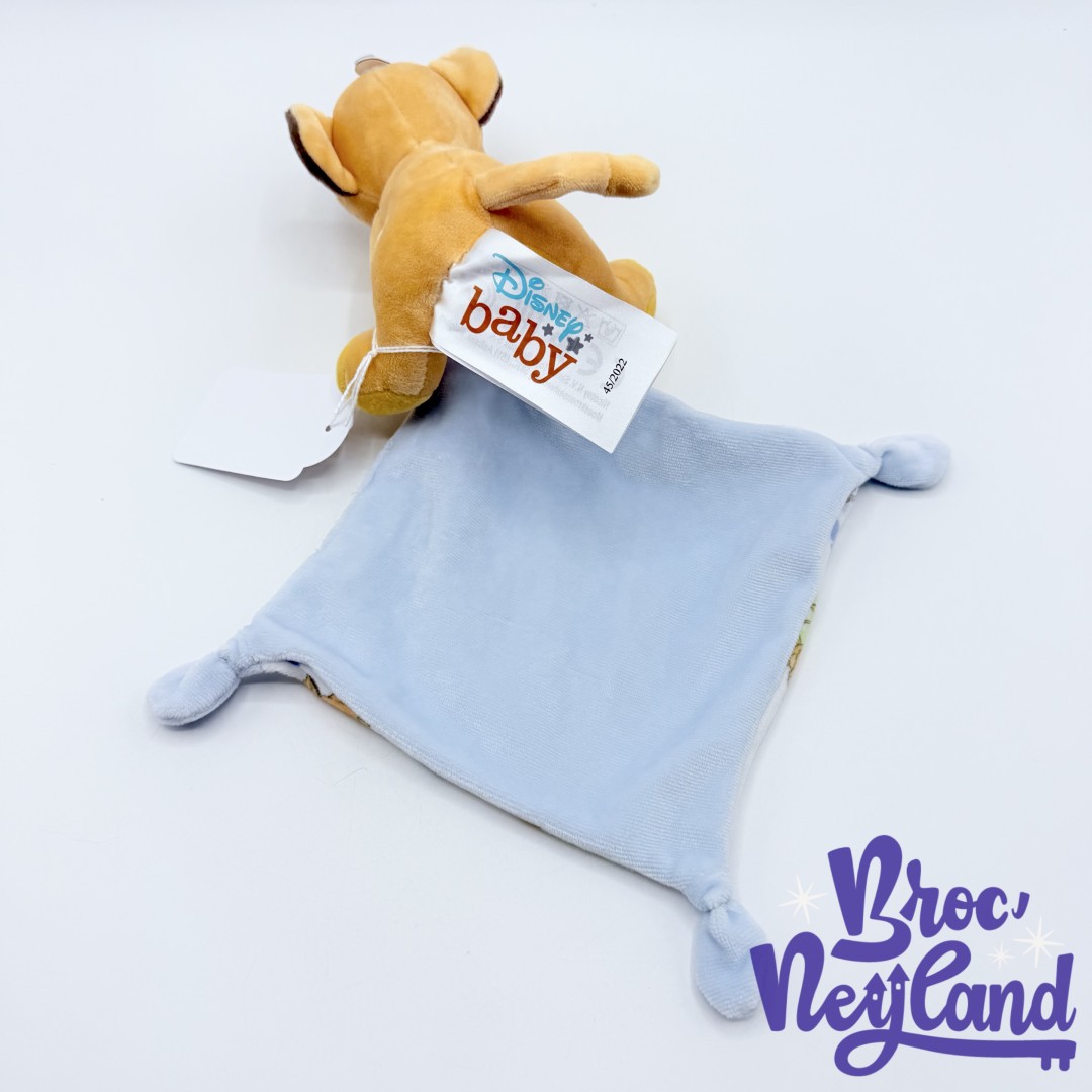 Peluche-Doudou-Simba-Le-Roi-Lion-Disney-Baby-Simba-Toys-carré-blanc-bleu (1)
