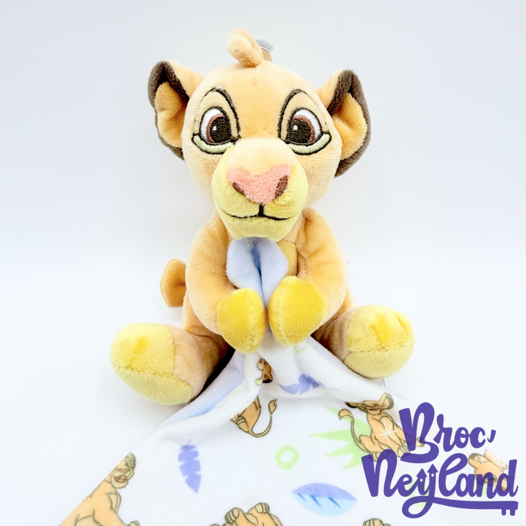 Peluche-Doudou-Simba-Le-Roi-Lion-Disney-Baby-Simba-Toys-carré-blanc-bleu (3)