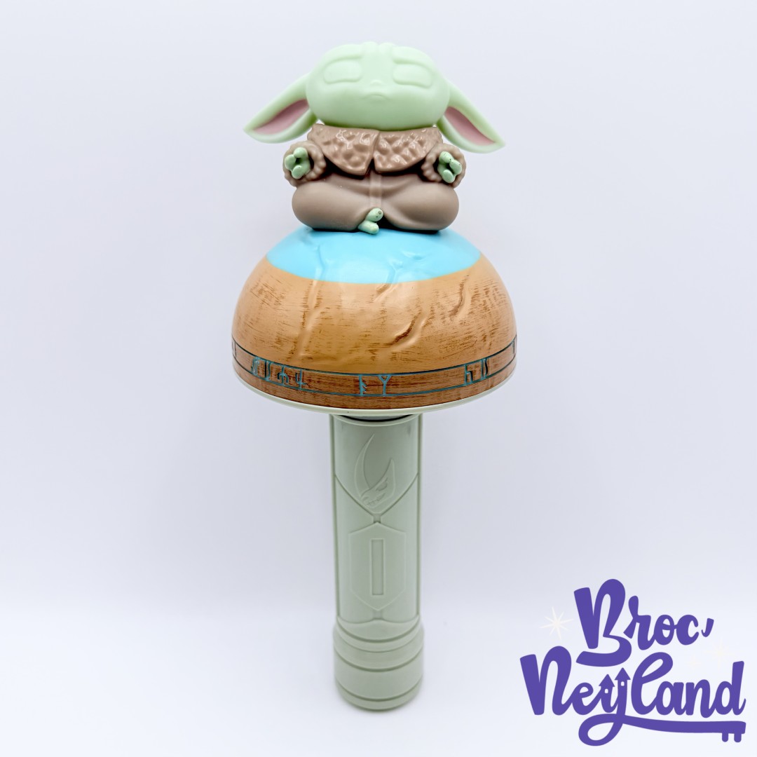 Baguette-Grogu-lumineuse-The-Mandalorian-Star-Wars-Disneyland-Paris-2022-Disney-jouet-sonore (5)