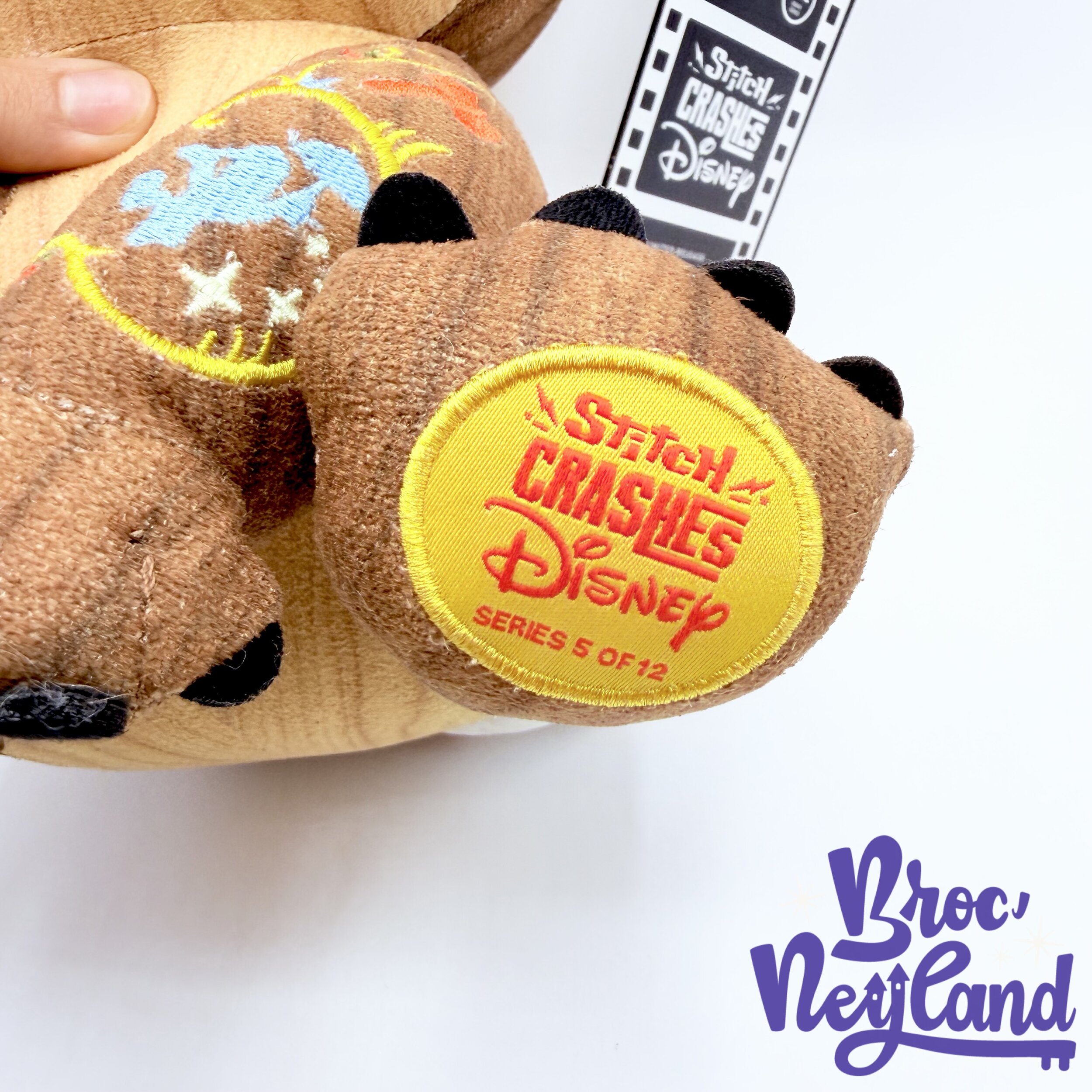 Peluche-Stitch-Crashes-Pinocchio-5-12-Édition-limitée-Disney-Store-marron-jaune-34-cm (4)