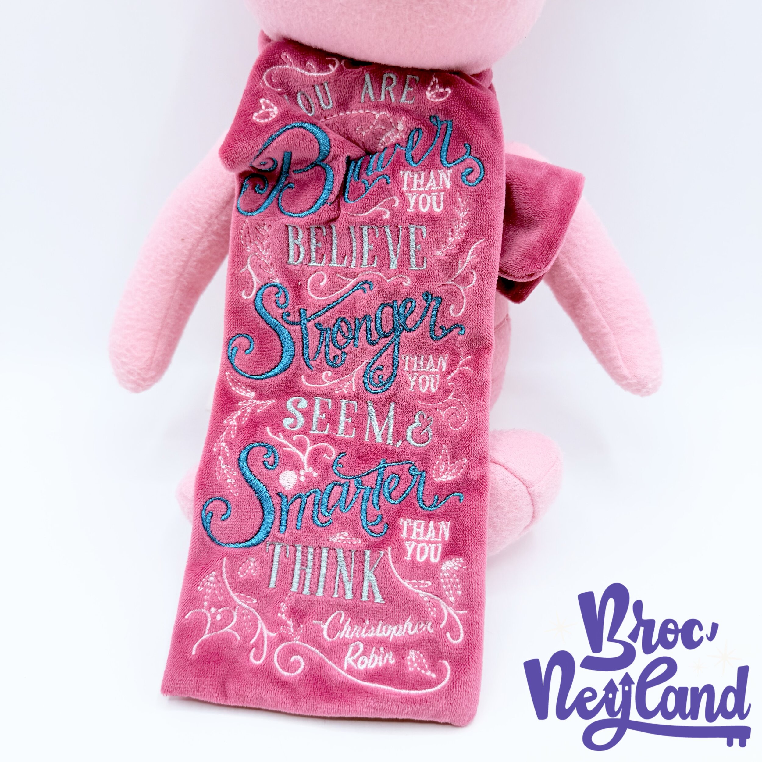 Peluche-Porcinet-Disney-Wisdom-Series-4-of-12-Édition-limitée-Disney-Store-2019-Winnie-ourson-cochon-rose-44-cm (2)