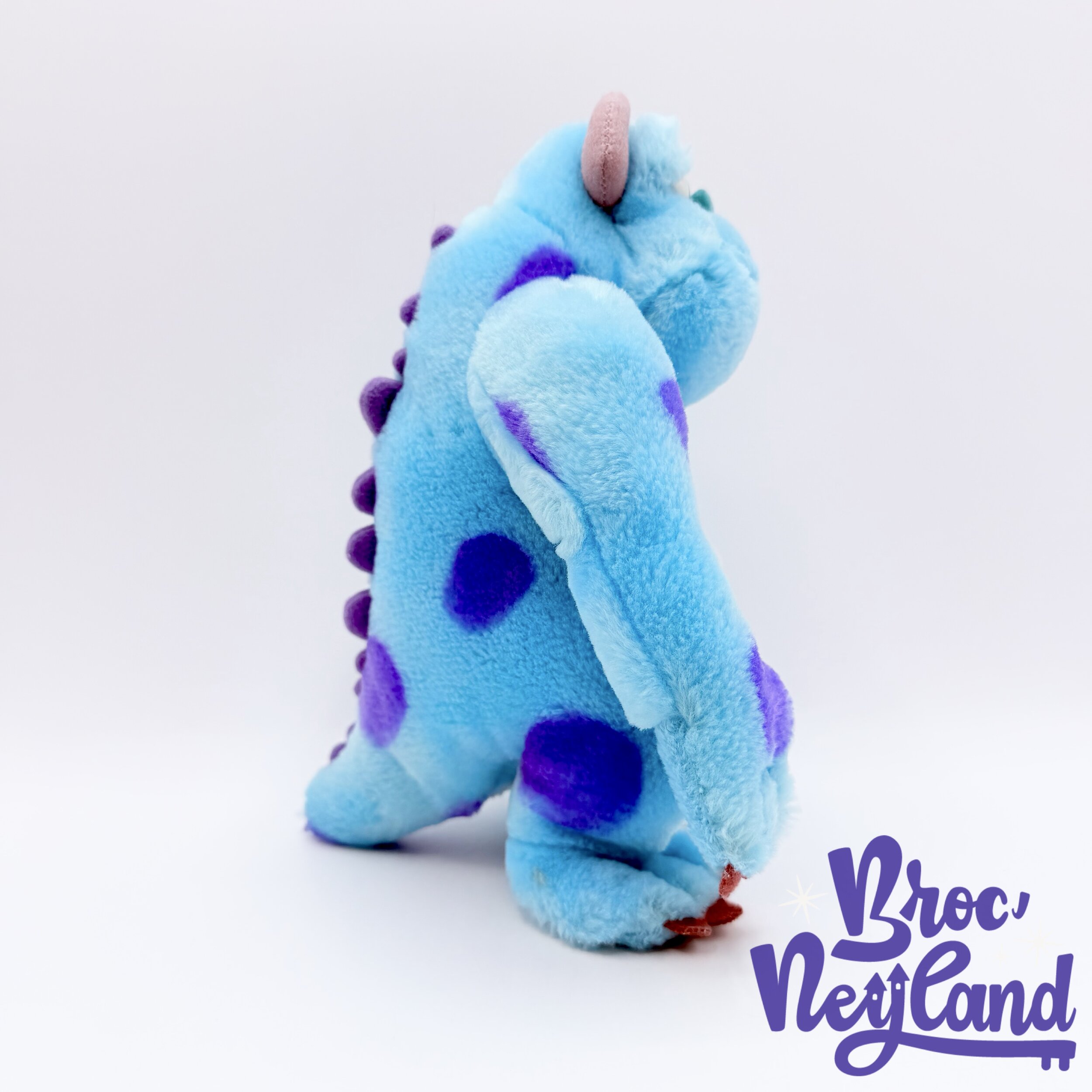 Peluche-Sulli-Monstres-et-Cie-Disney-Store-Sully-bleu-violet-écusson-36-cm (4)