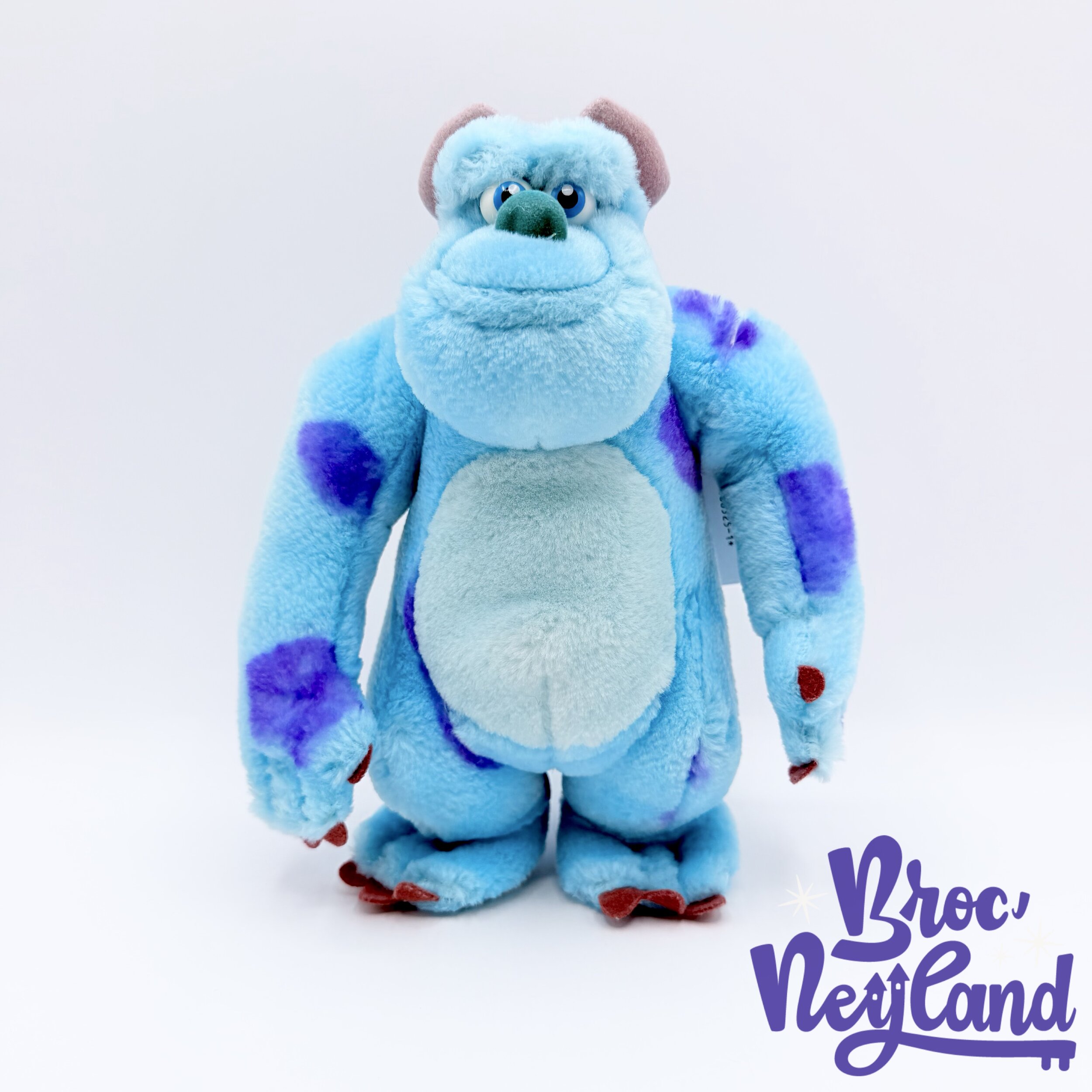 Peluche-Sulli-Monstres-et-Cie-Disney-Store-Sully-bleu-violet-écusson-36-cm (2)
