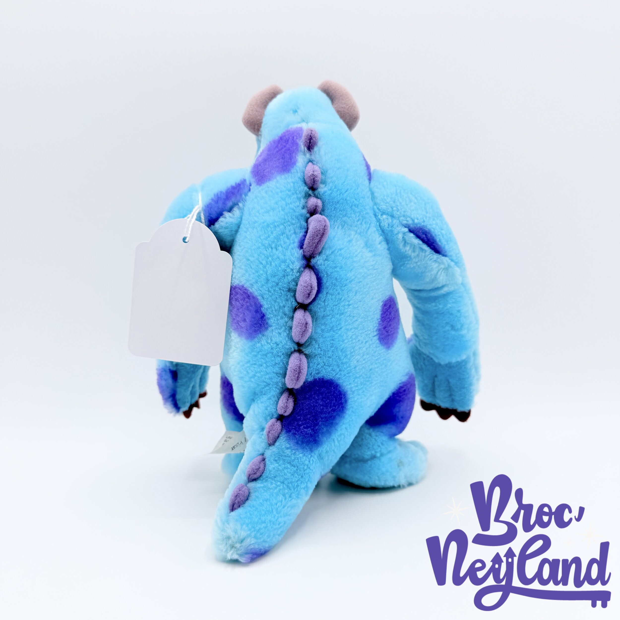 Peluche-Sulli-Monstres-et-Cie-Disney-Store-Sully-bleu-violet-écusson-36-cm (3)