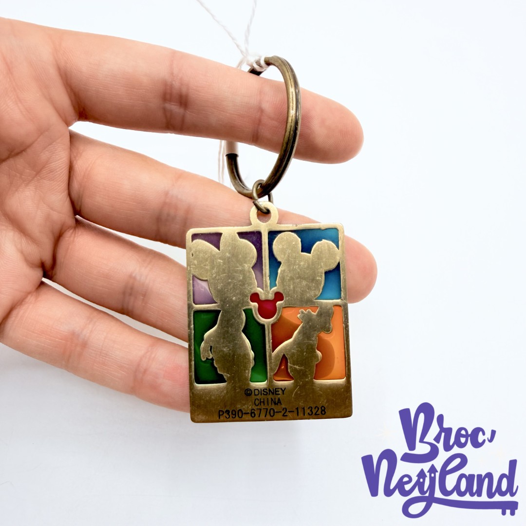 Porte-clés-métal-Mickey-et-ses-amis-Disneyland-Resort-USA-vitrail (1)