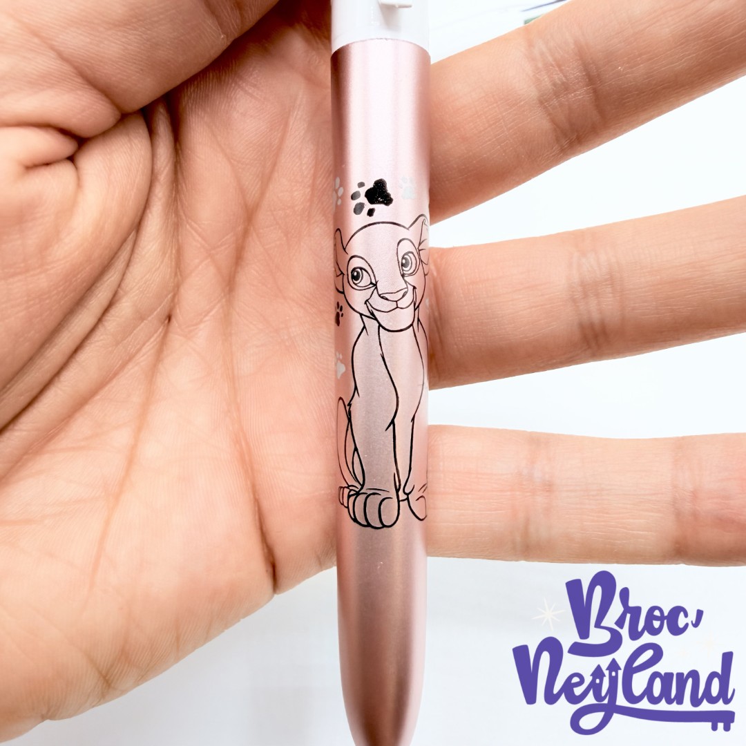 Coffret-Stylos-BIC-4-Couleurs-Simba-Nala-Disneyland-Paris-Disney-Le-Roi-Lion (1)