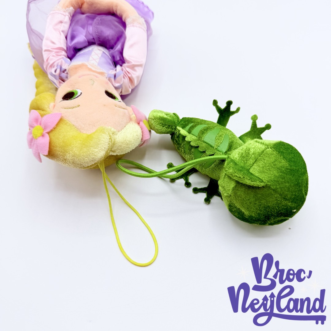 Peluches-Raiponce-Pascal-Disney-Store-Japon-2015-princesse-embrasses-rideaux-30-cm (5)