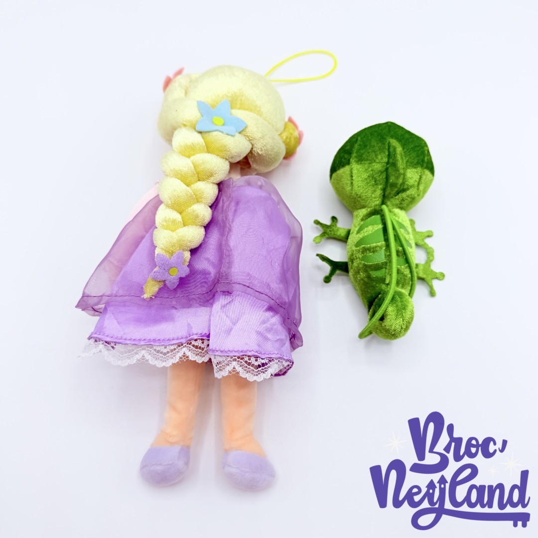 Peluches-Raiponce-Pascal-Disney-Store-Japon-2015-princesse-embrasses-rideaux-30-cm (1)