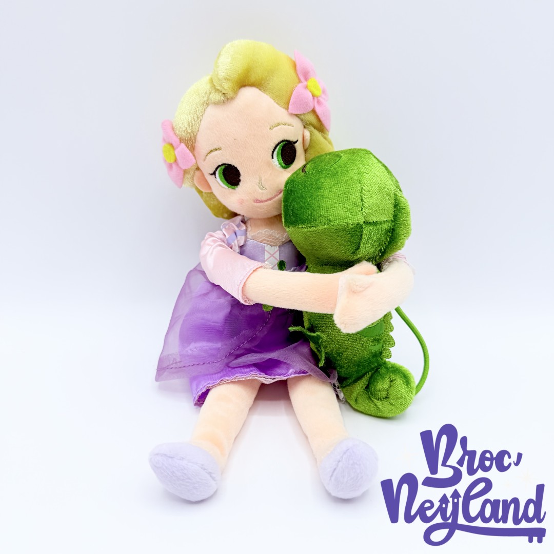 Peluches-Raiponce-Pascal-Disney-Store-Japon-2015-princesse-embrasses-rideaux-30-cm (3)