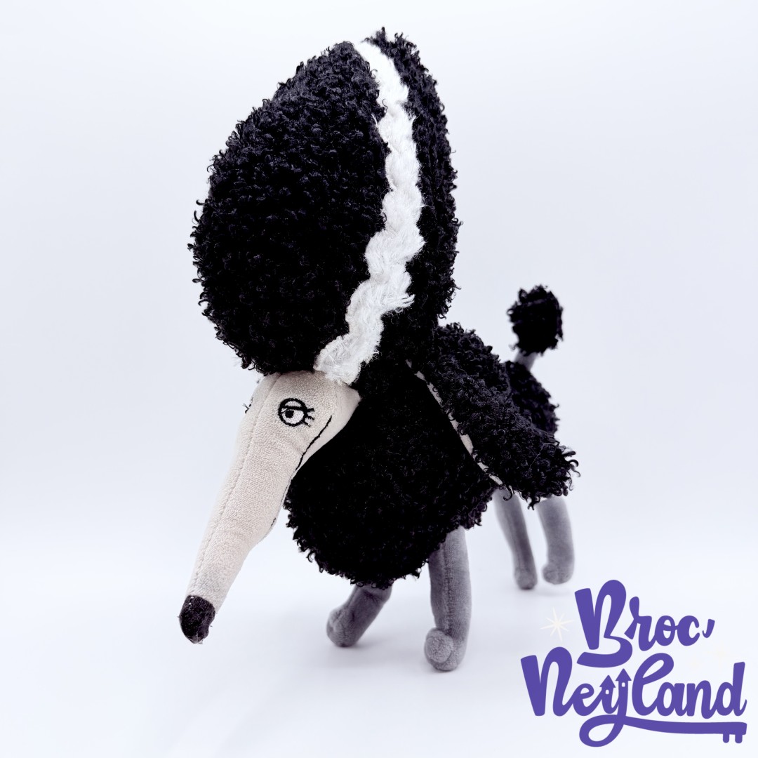 Peluche-Persephone-chien-Frankenweenie-Disney-Store-2012-noir-blanc-caniche-32-cm (1)