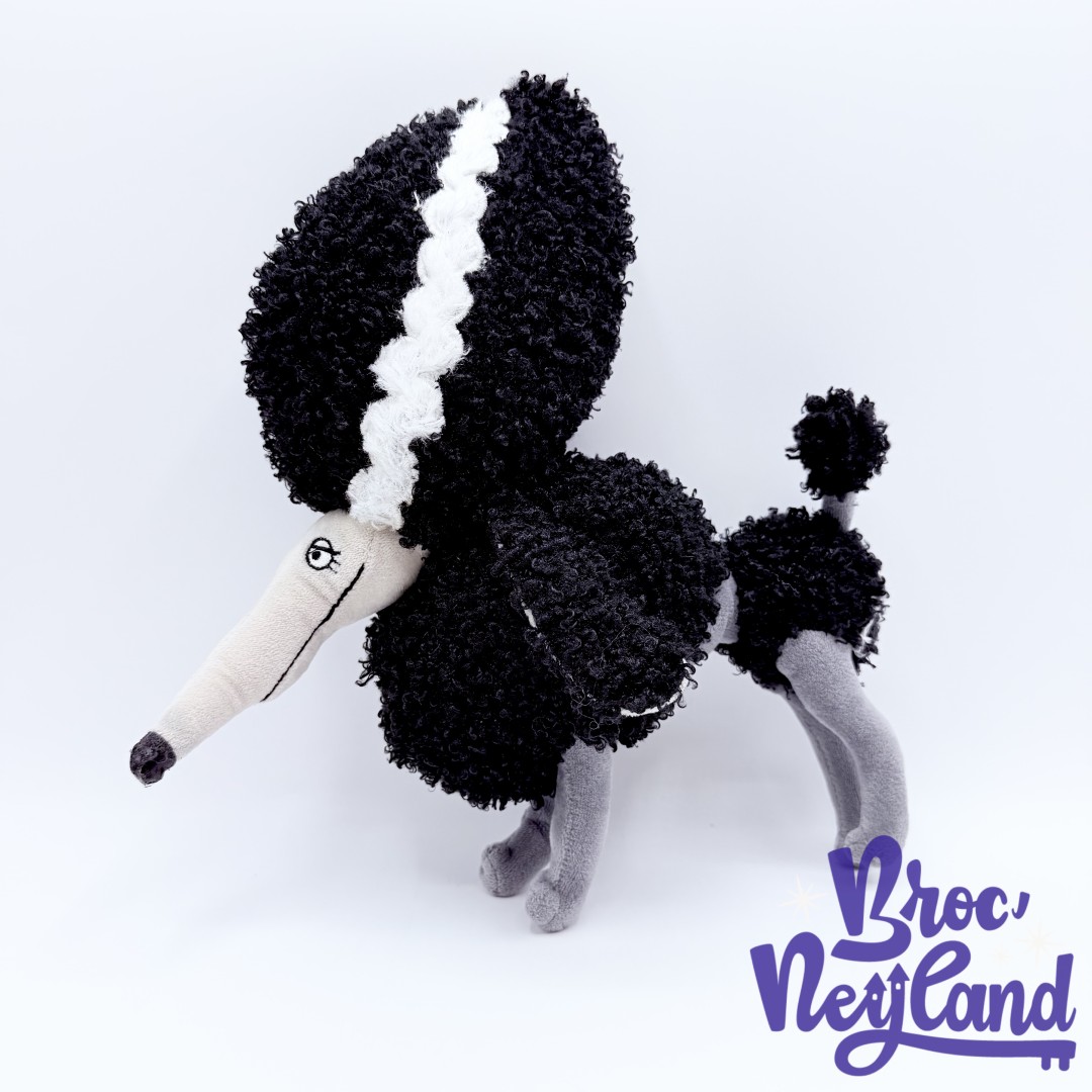 Peluche-Persephone-chien-Frankenweenie-Disney-Store-2012-noir-blanc-caniche-32-cm (4)