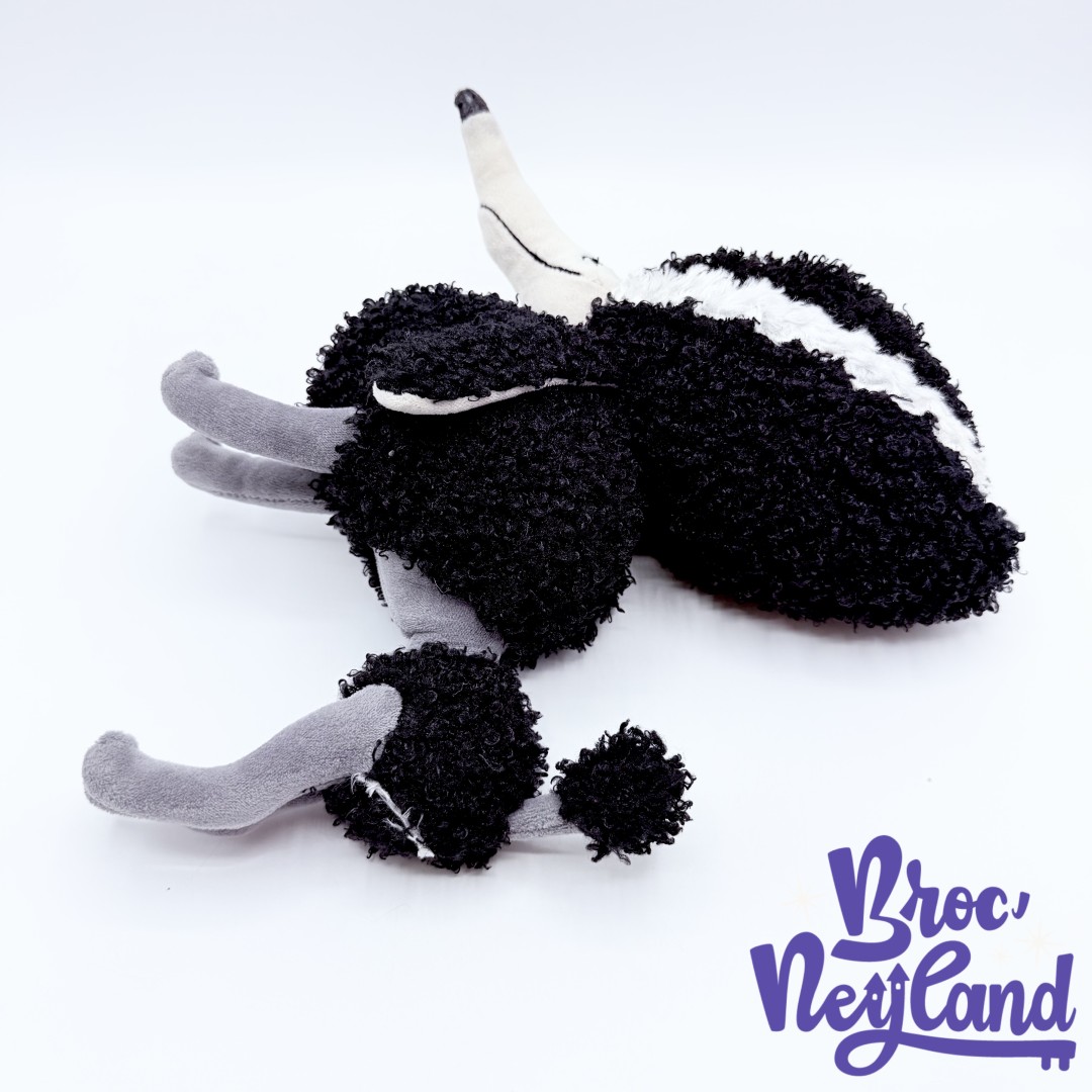 Peluche-Persephone-chien-Frankenweenie-Disney-Store-2012-noir-blanc-caniche-32-cm (5)