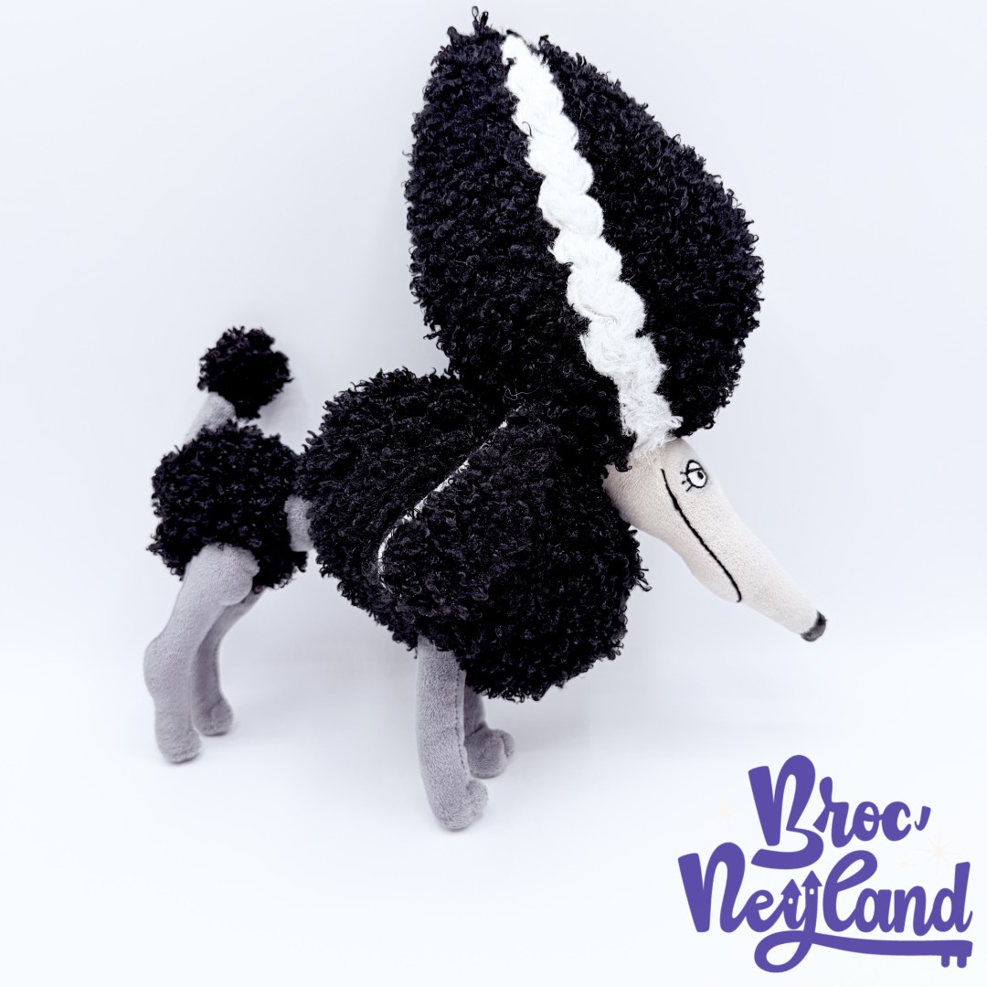 Peluche-Persephone-chien-Frankenweenie-Disney-Store-2012-noir-blanc-caniche-32-cm (3)