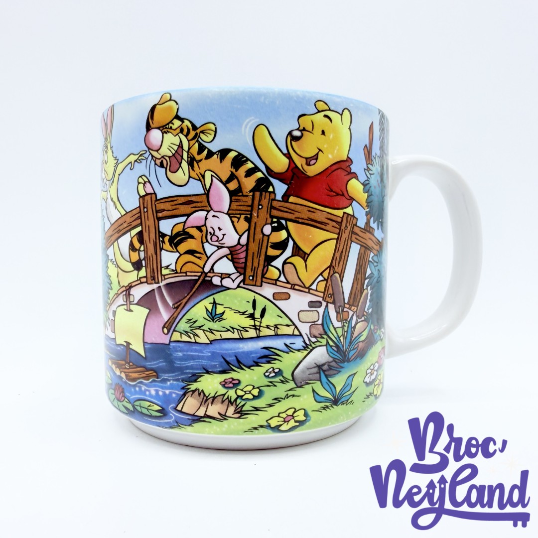 Tasse-scène-Winnie-ourson-Disney-Store-classics-2001-mug-scène-film-pont-rivière (3)