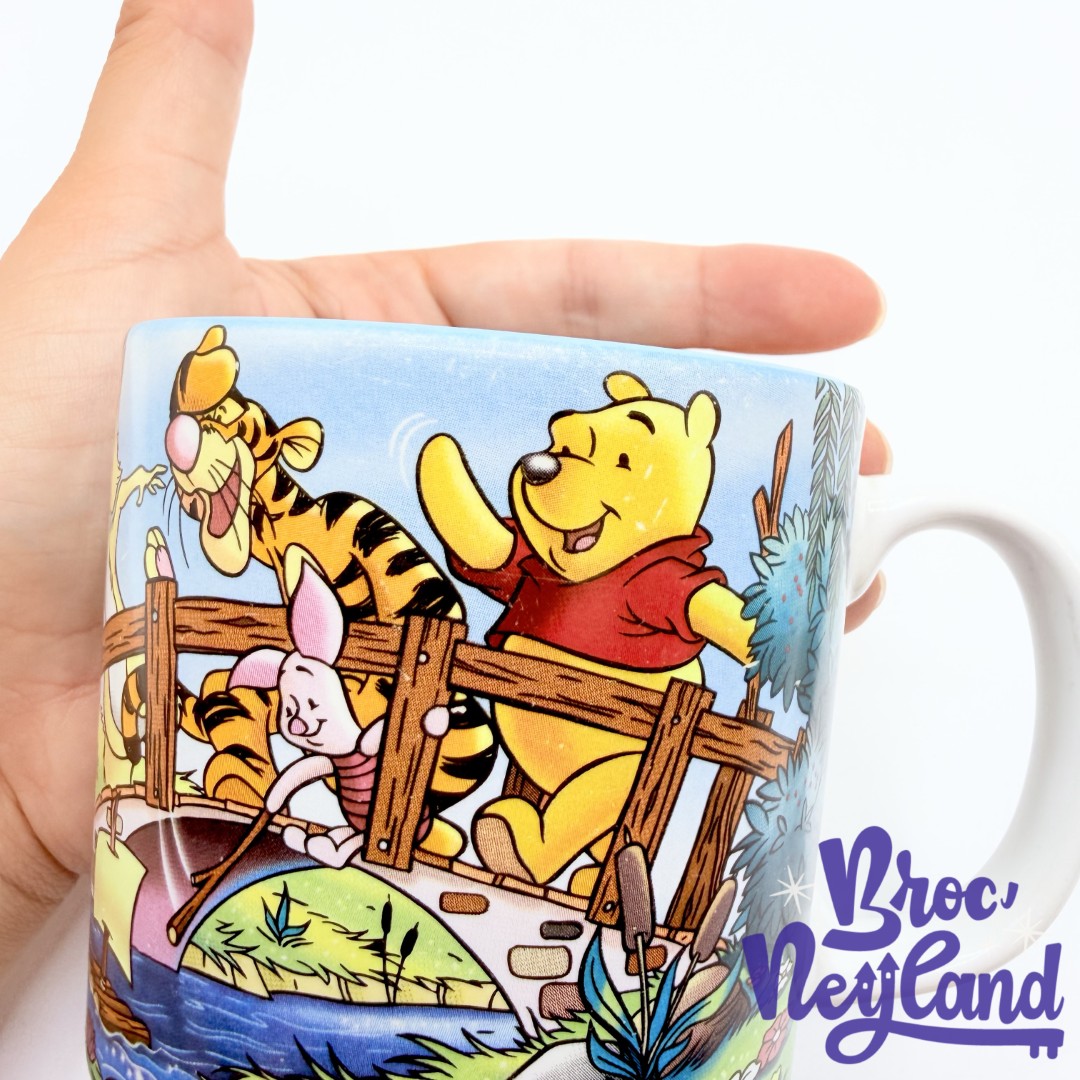 Tasse-scène-Winnie-ourson-Disney-Store-classics-2001-mug-scène-film-pont-rivière (1)