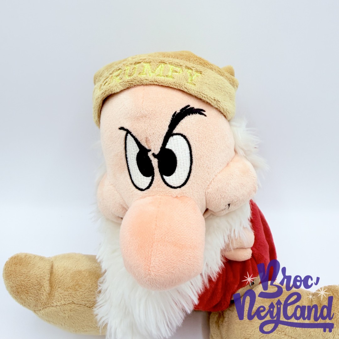 Peluche-Grincheux-Grumpy-Disney-Store-Blanche-Neige-et-les-sept-nains-écusson-38-cm (2)
