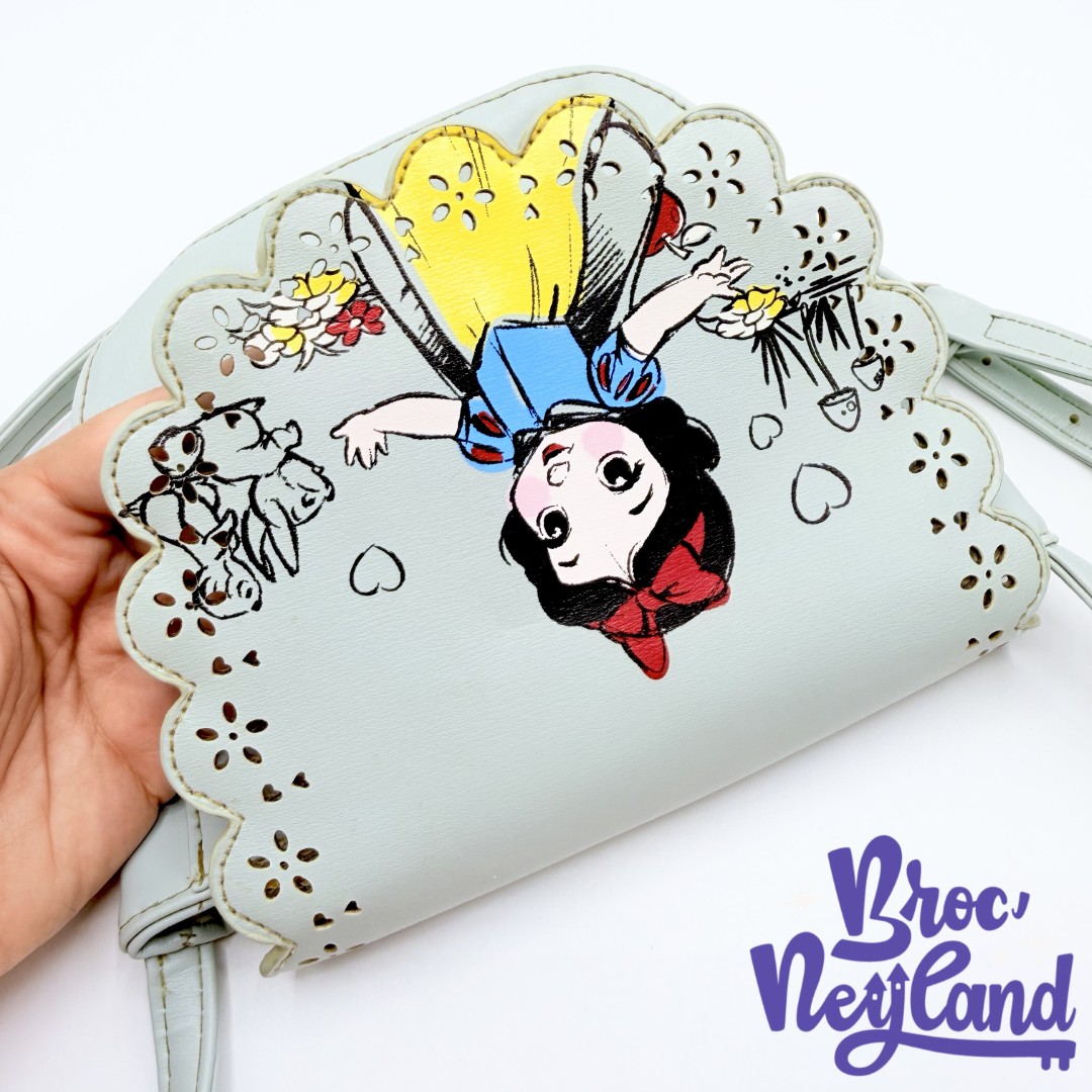 Sac-à-bandoulière-blanche-Neige-Animators-Collection-Disney-Store-sac-à-main-bleu (6)