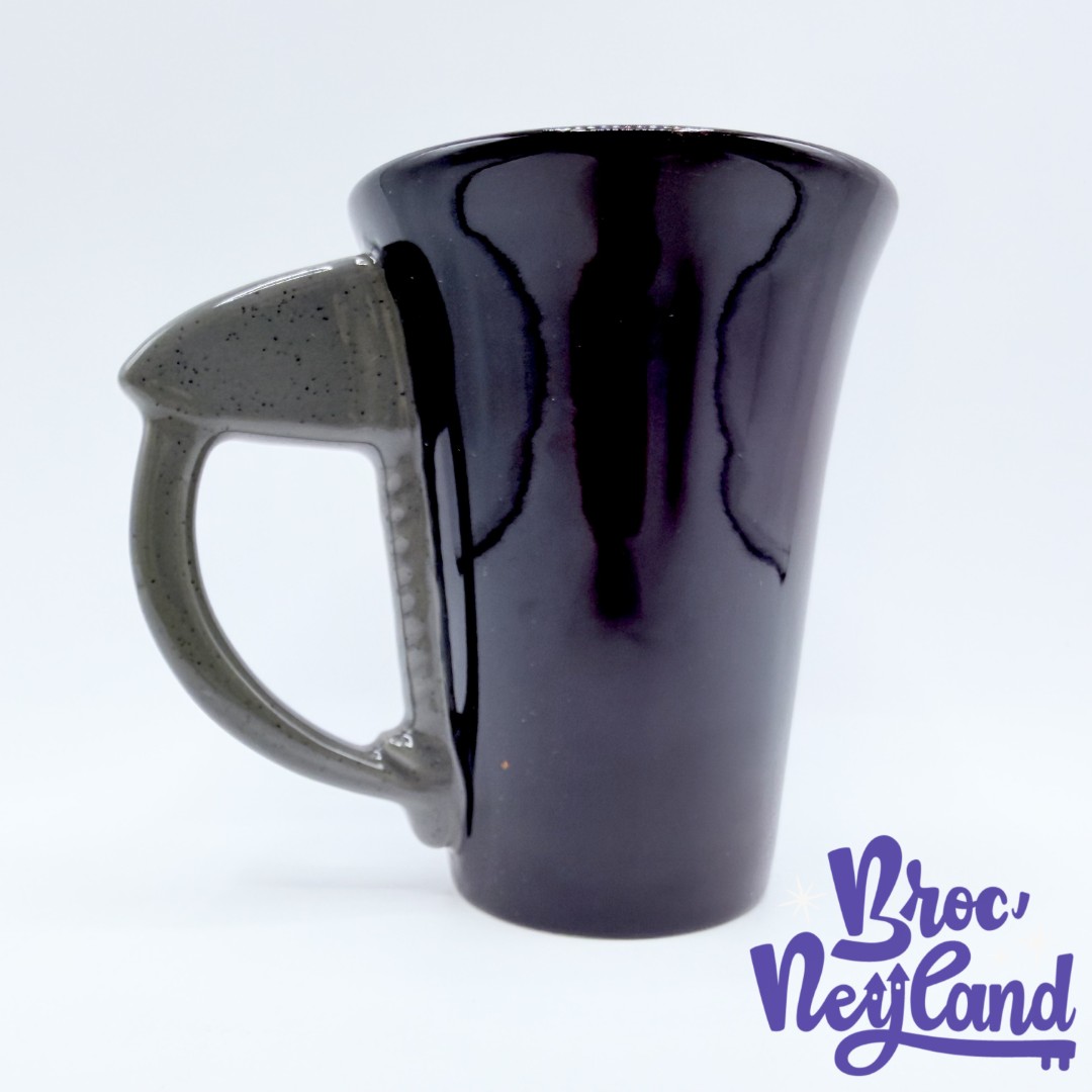 Tasse-pirates-of-the-Carribean-Disney-Parks-2020-mug-attraction-tête-de-mort-noir (4)