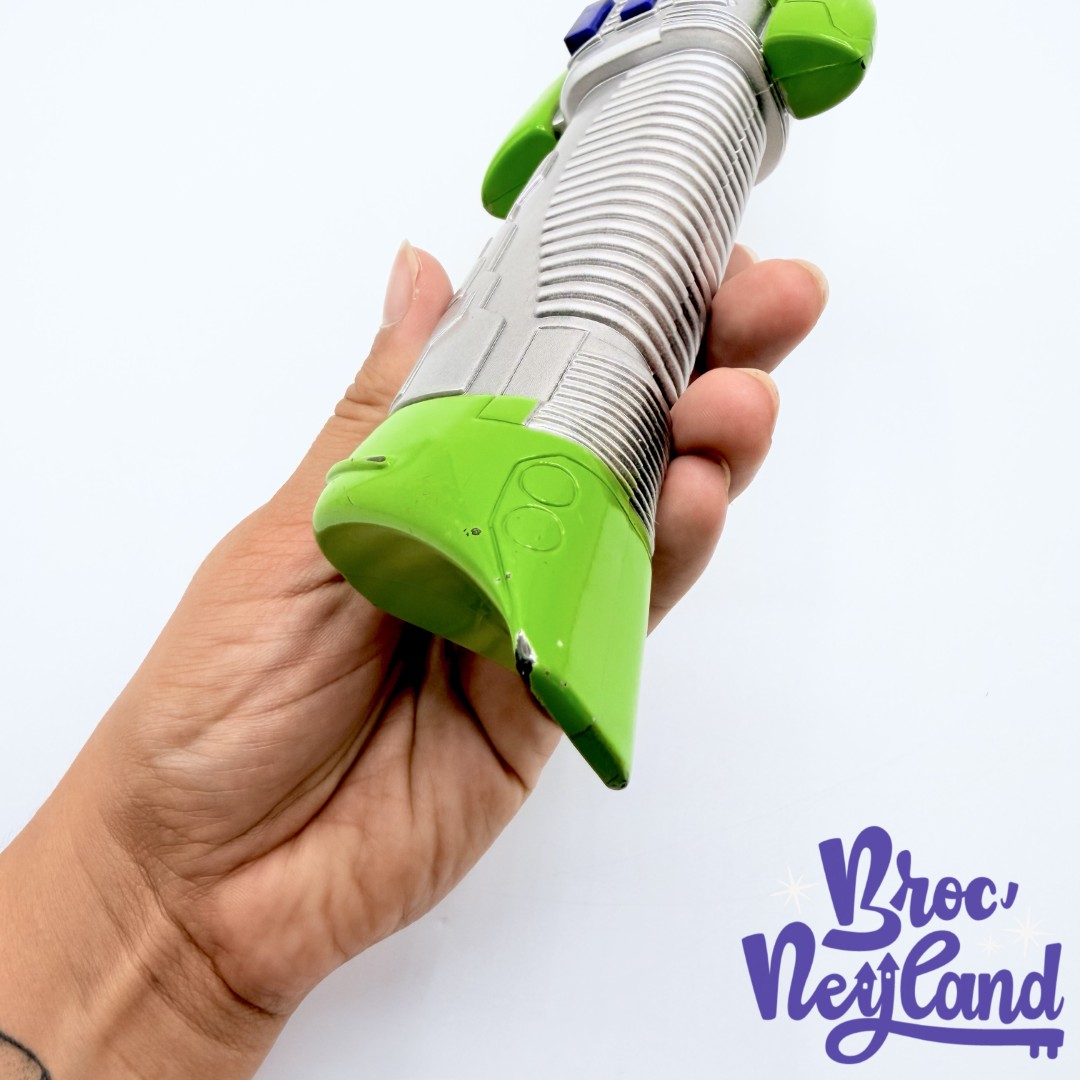 Jouet-Sabre-Laser-Buzz-Éclair-Disneyland-Paris-Disney-Toy-Story-épée-lumineux-sonore (6)