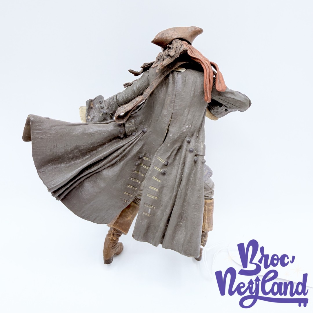 Figurine-Capitaine-Jack-Sparrow-Pirates-des-Caraïbes-NECA-Touchstone-Pictures-2007-articulé-18-cm (3)