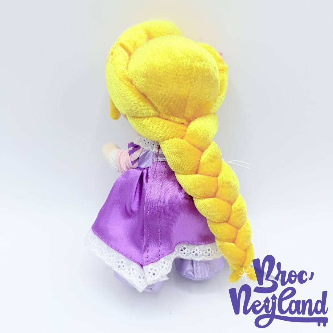 Peluche-Raiponce-Nuimos-Disney-Store-2021-princesse-robe-violette-18-cm (2)