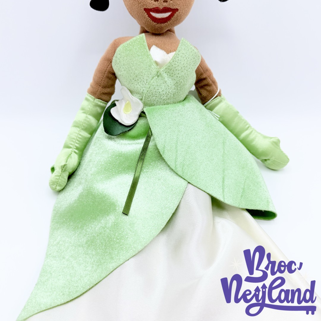 Poupée-chiffon-Tiana-La-Princesse-et-la-Grenouille-Disney-Store-2012-peluche-princesse-verte-52-cm (4)