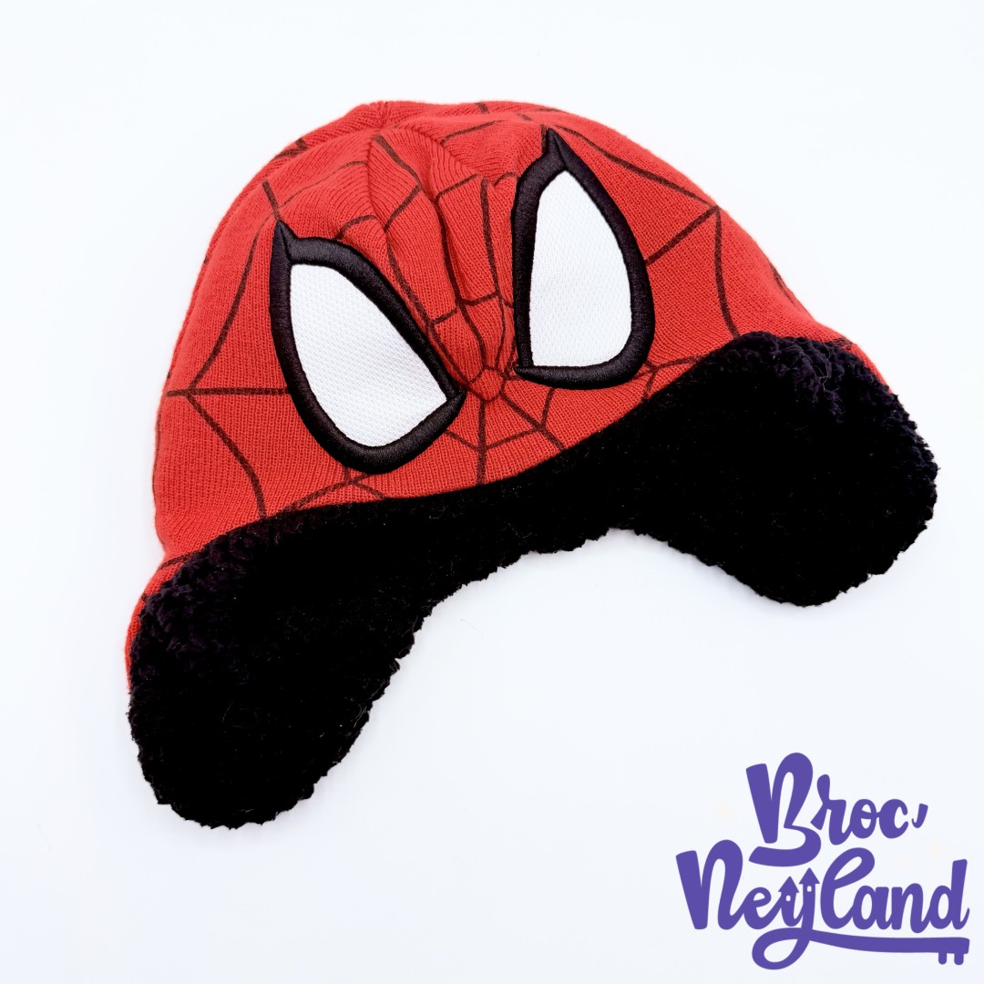 Bonnet-Spider-Man-Marvel-Disney-Store-2024-chapeau-rouge-noir (4)