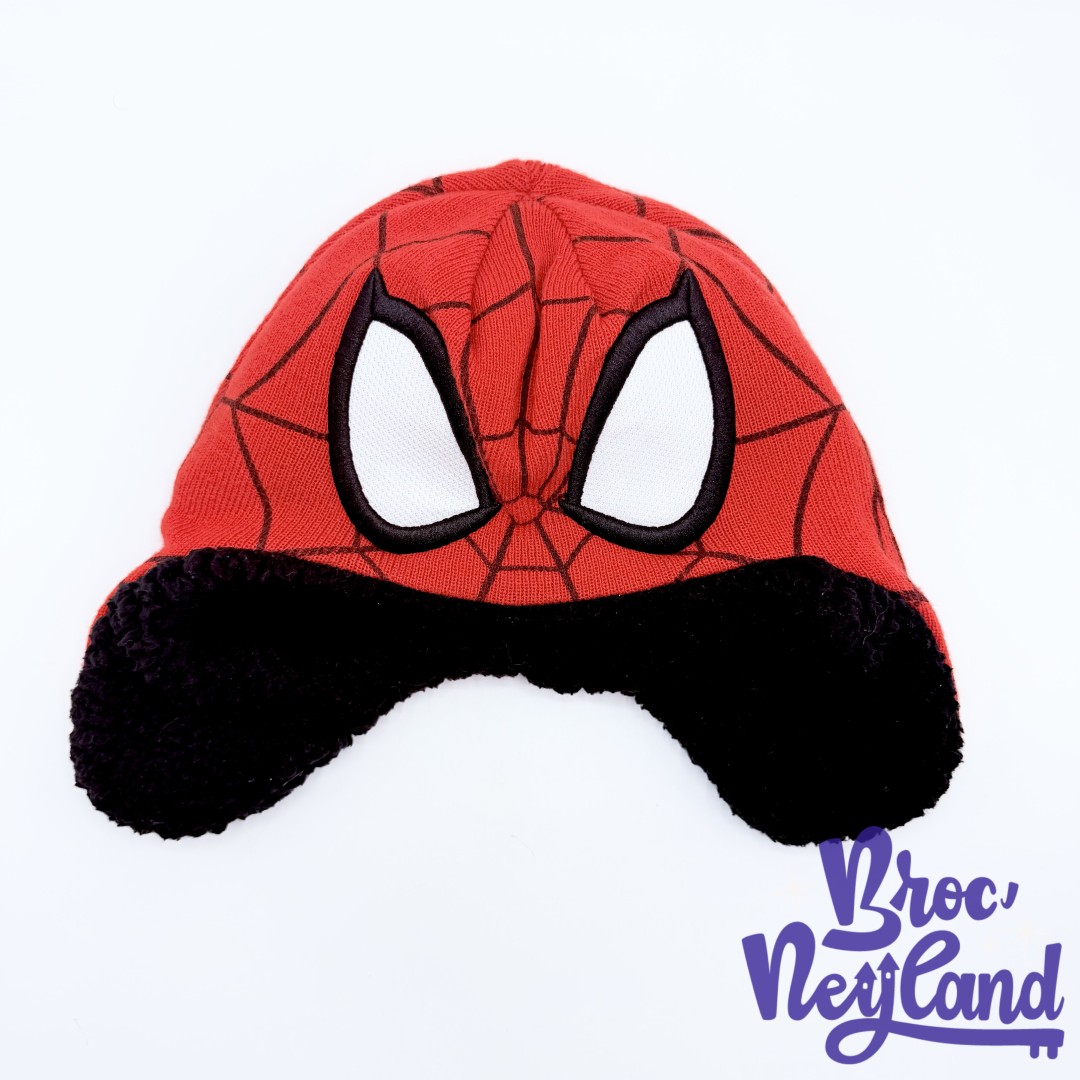 Bonnet-Spider-Man-Marvel-Disney-Store-2024-chapeau-rouge-noir (3)