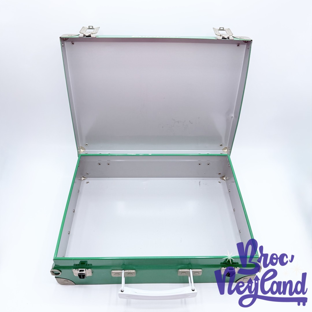 Mallette-Mickey-et-ses-amis-Euro-Disneyland-Ouverture-en-1992-Europcar-Disney-métal-vintage-vert (5)