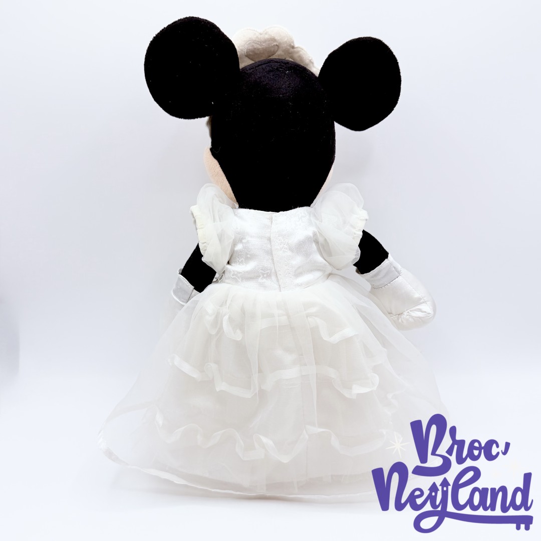 Peluche-Minnie-Mouse-mariée-Disneyland-Resort-Paris-Disney-mariage-bouquet-roses-38-cm (4)