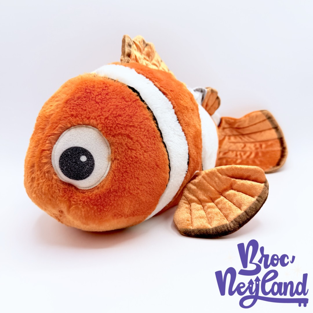 Peluche-Nemo-Disney-Store-Le-Monde-de-Nemo-poisson-clown-orange-écusson-46-cm (2)