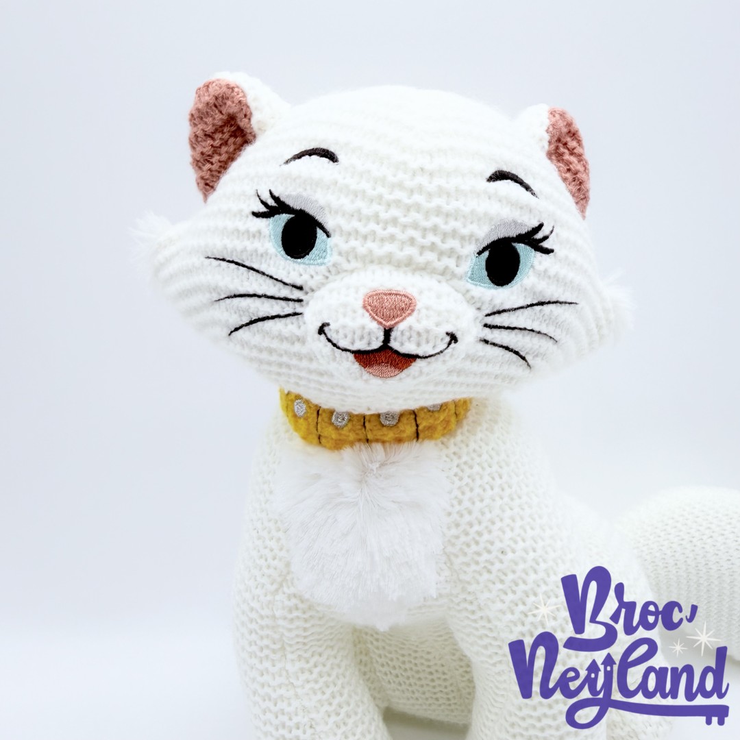 Peluche-Duchesse-Classic-Cozy-Knit-Series-Disney-Parks-Les-Aristochats-chat-blanc-crochet-maille-28-cm (5)
