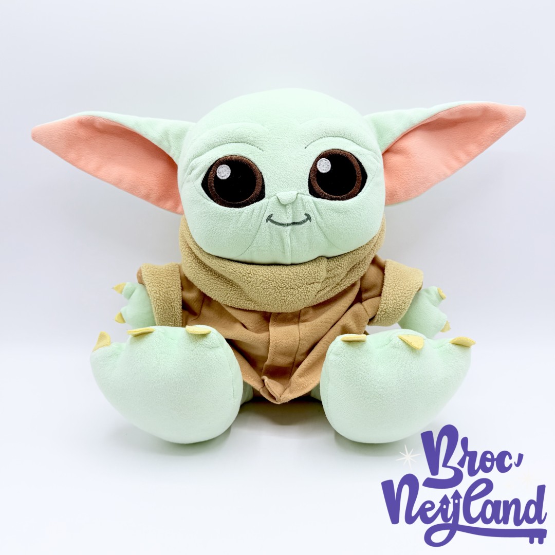 Peluche-Grogu-Big-Feet-The-Mandalorian-Disney-Parks-2022-Disneyland-Star-Wars-Bébé-Yoda-30-cm (3)