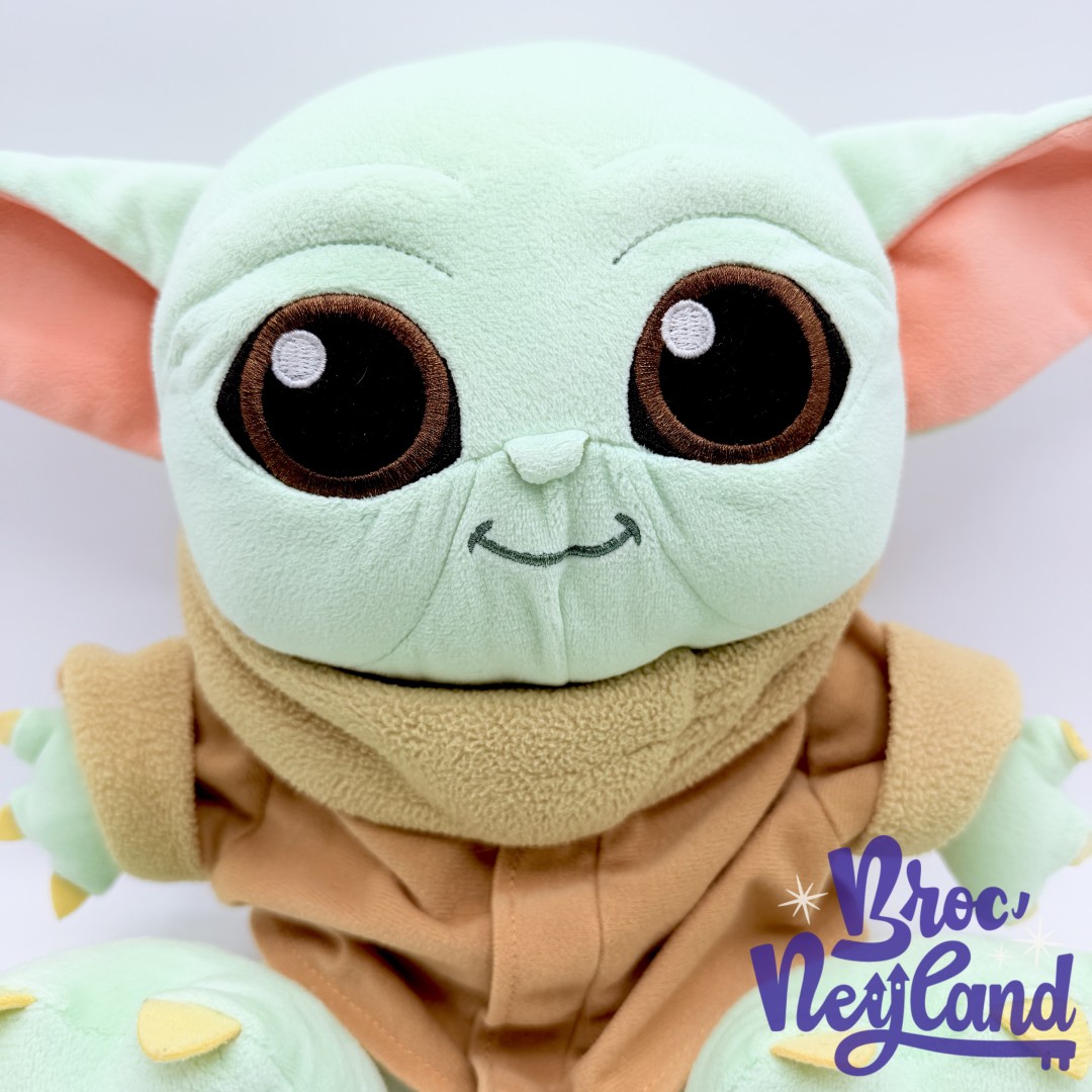 Peluche-Grogu-Big-Feet-The-Mandalorian-Disney-Parks-2022-Disneyland-Star-Wars-Bébé-Yoda-30-cm (6)