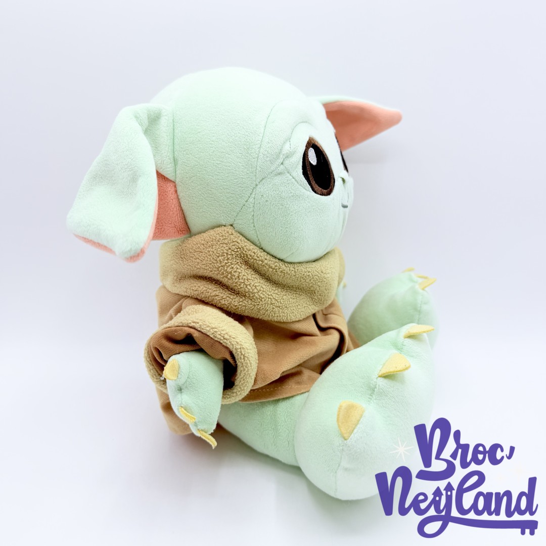 Peluche-Grogu-Big-Feet-The-Mandalorian-Disney-Parks-2022-Disneyland-Star-Wars-Bébé-Yoda-30-cm (5)