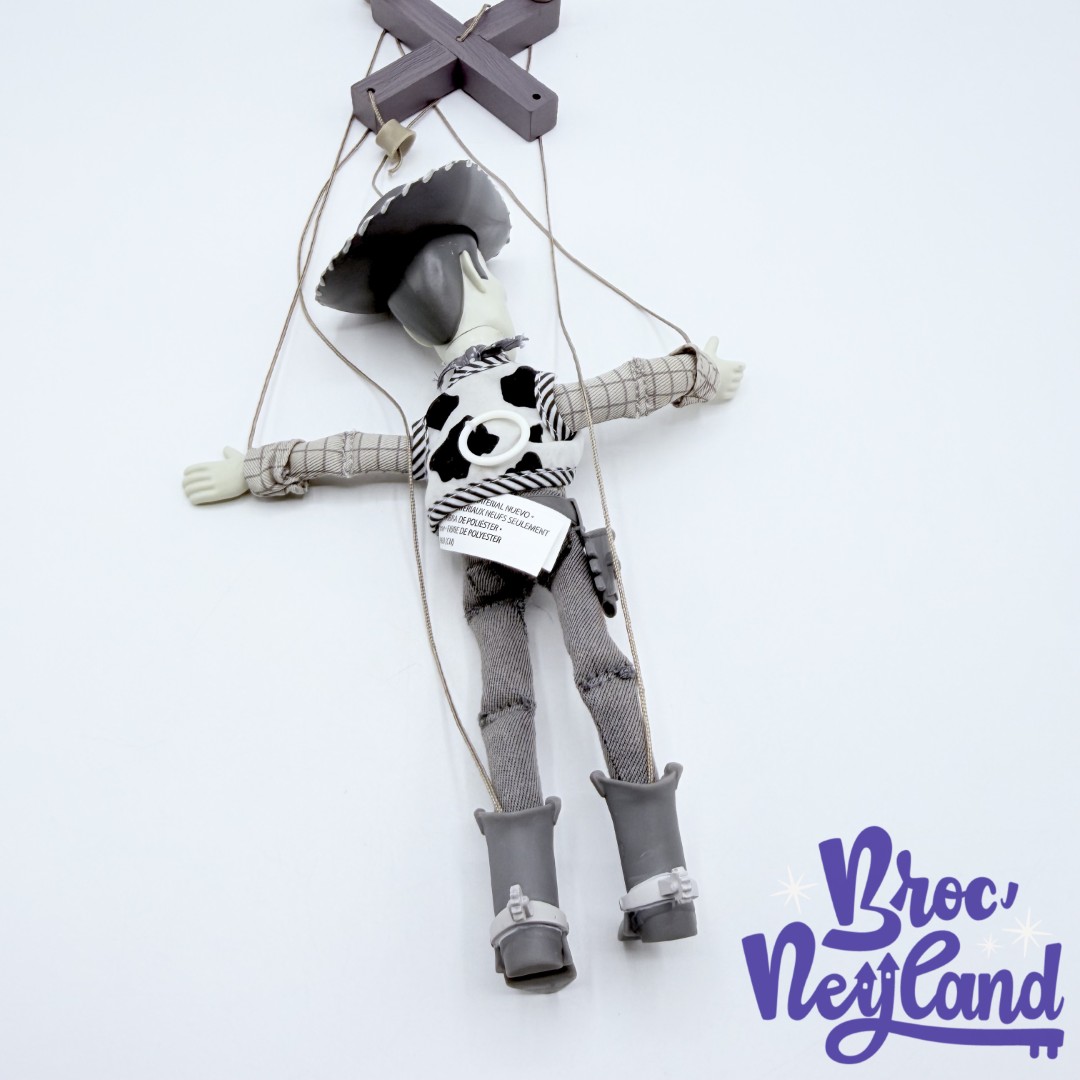 Figurine-Woody-Marionnette-Disney-Store-noir-blanc-25-cm (4)