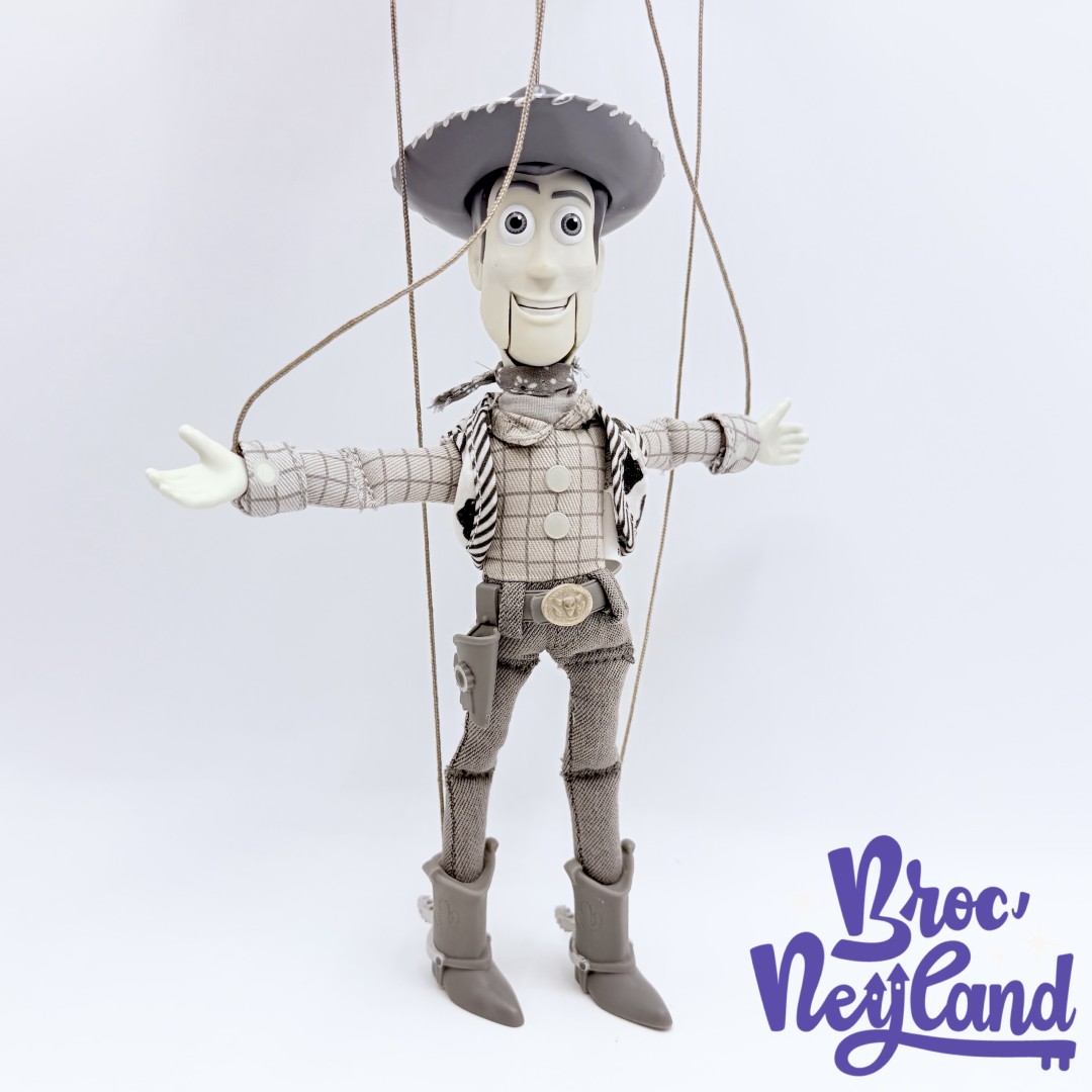 Figurine-Woody-Marionnette-Disney-Store-noir-blanc-25-cm (3)