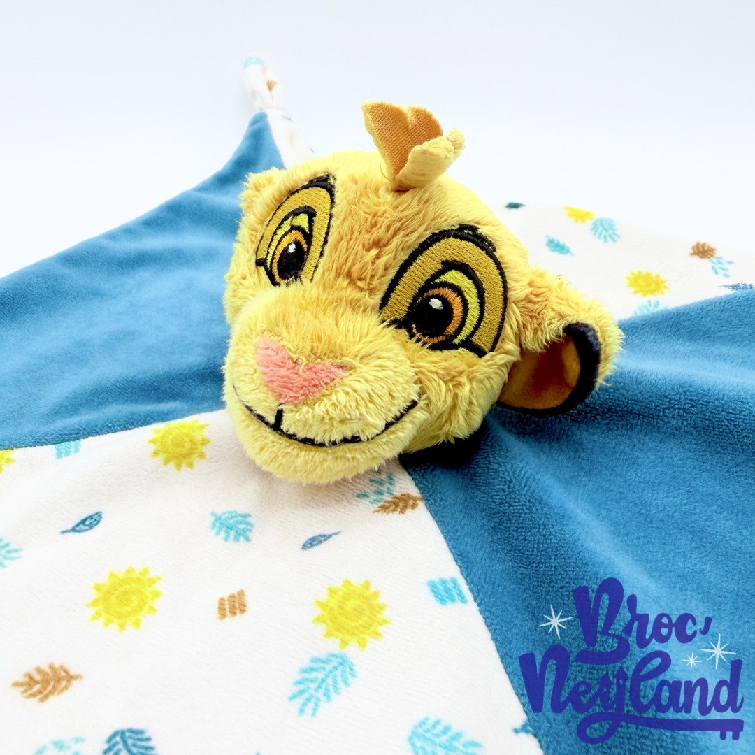 Peluche-Doudou-Simba-Le-Roi-Lion-Disney-Simba-Toys-carré-blanc-bleu (4)