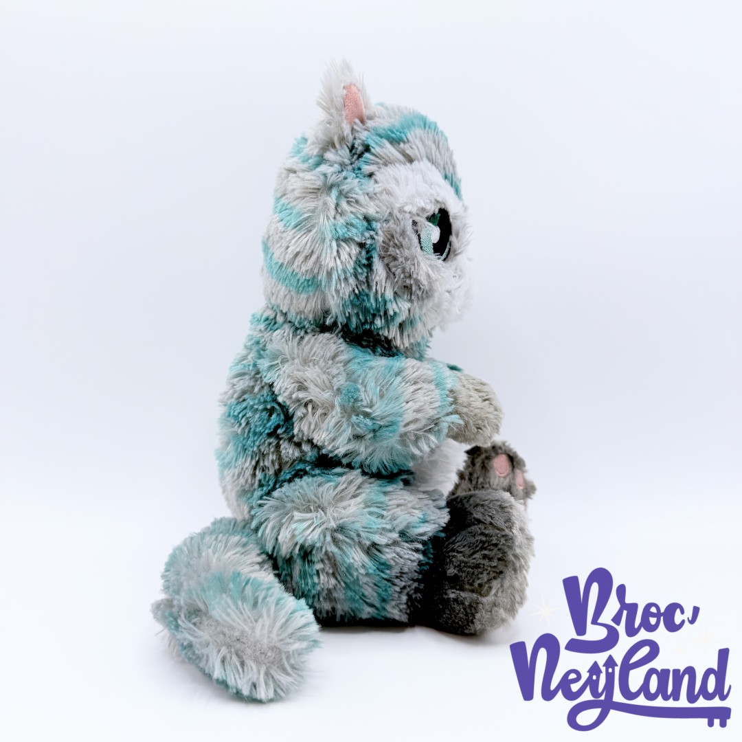 Peluche-Chat-Cheshire-Live-Action-Disneyland-2016-Disney-Alice-au-pays-des-merveilles-chat-bleu-gris-28-cm (1)