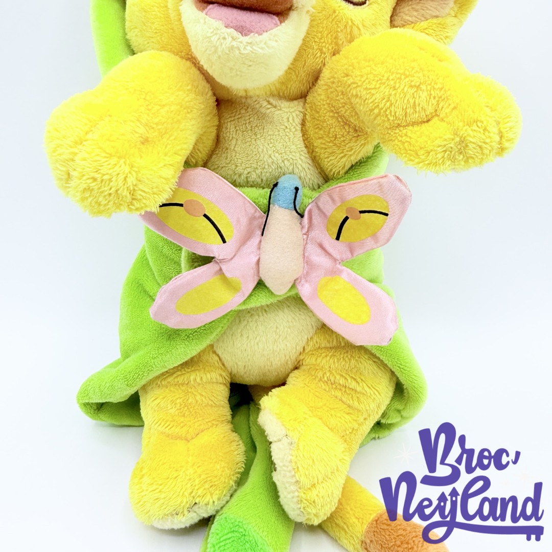 Peluche-Simba-Le-Roi-Lion-Disney-Babies-Disneyland-Paris-lion-couffin-couverture-verte-papillon (5)