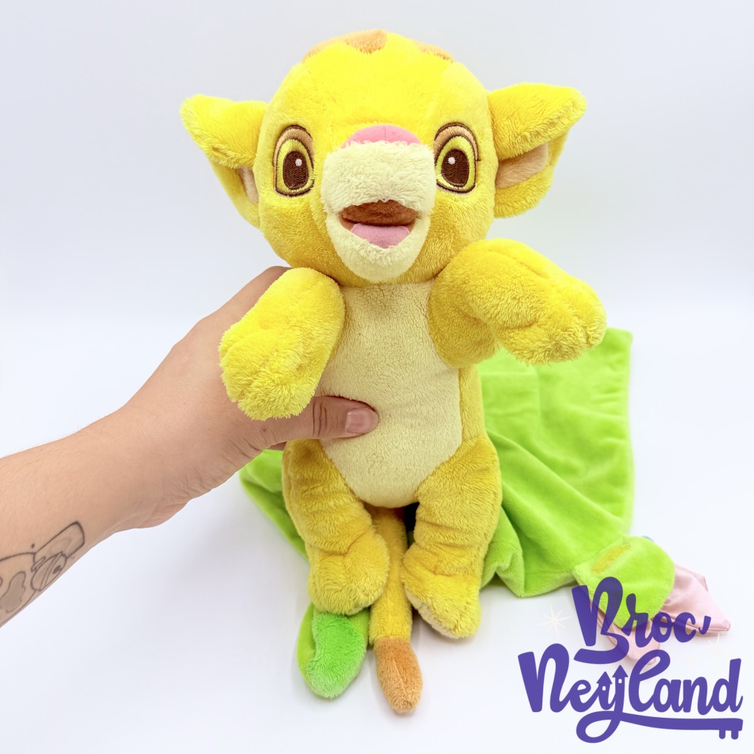 Peluche-Simba-Le-Roi-Lion-Disney-Babies-Disneyland-Paris-lion-couffin-couverture-verte-papillon (2)
