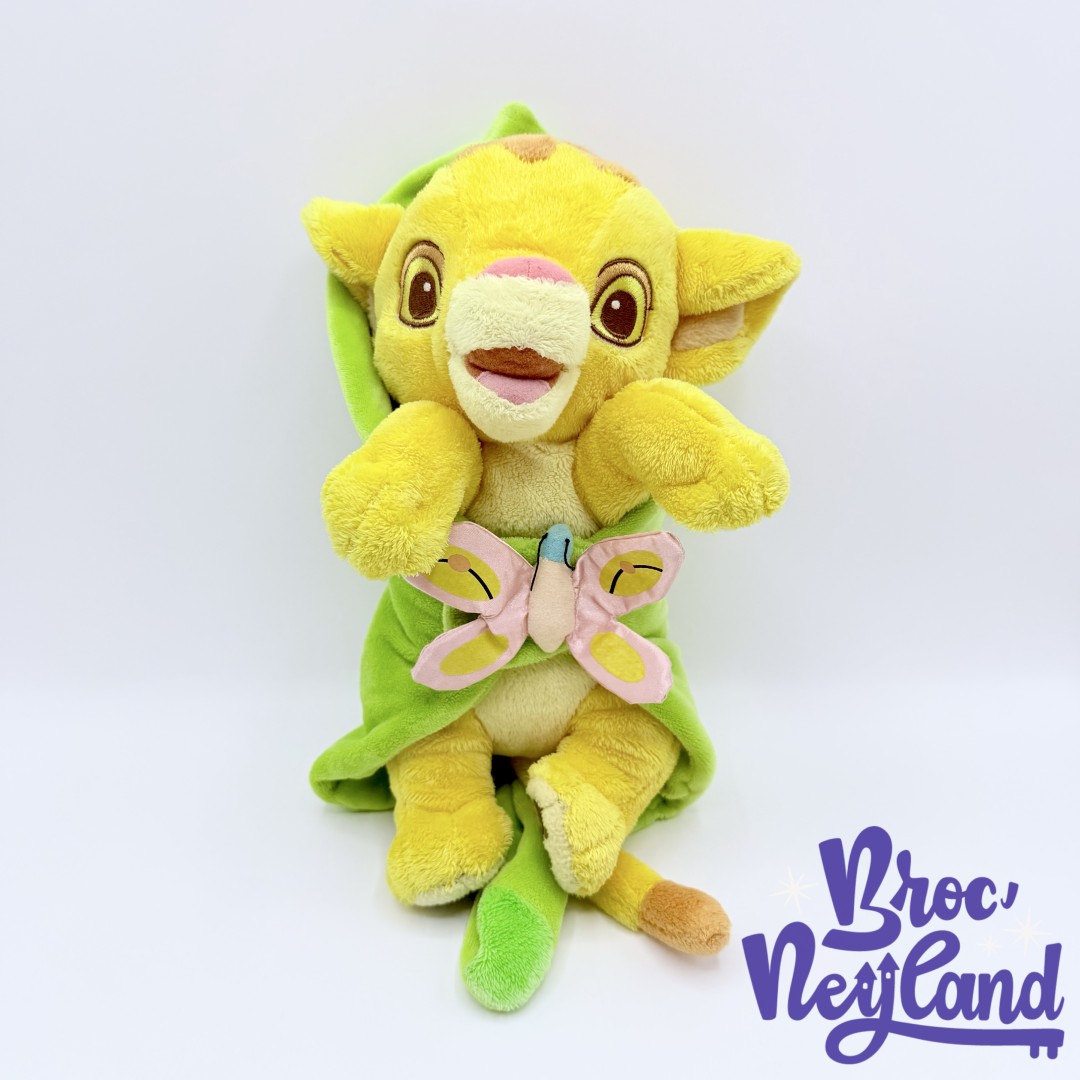 Peluche-Simba-Le-Roi-Lion-Disney-Babies-Disneyland-Paris-lion-couffin-couverture-verte-papillon (1)