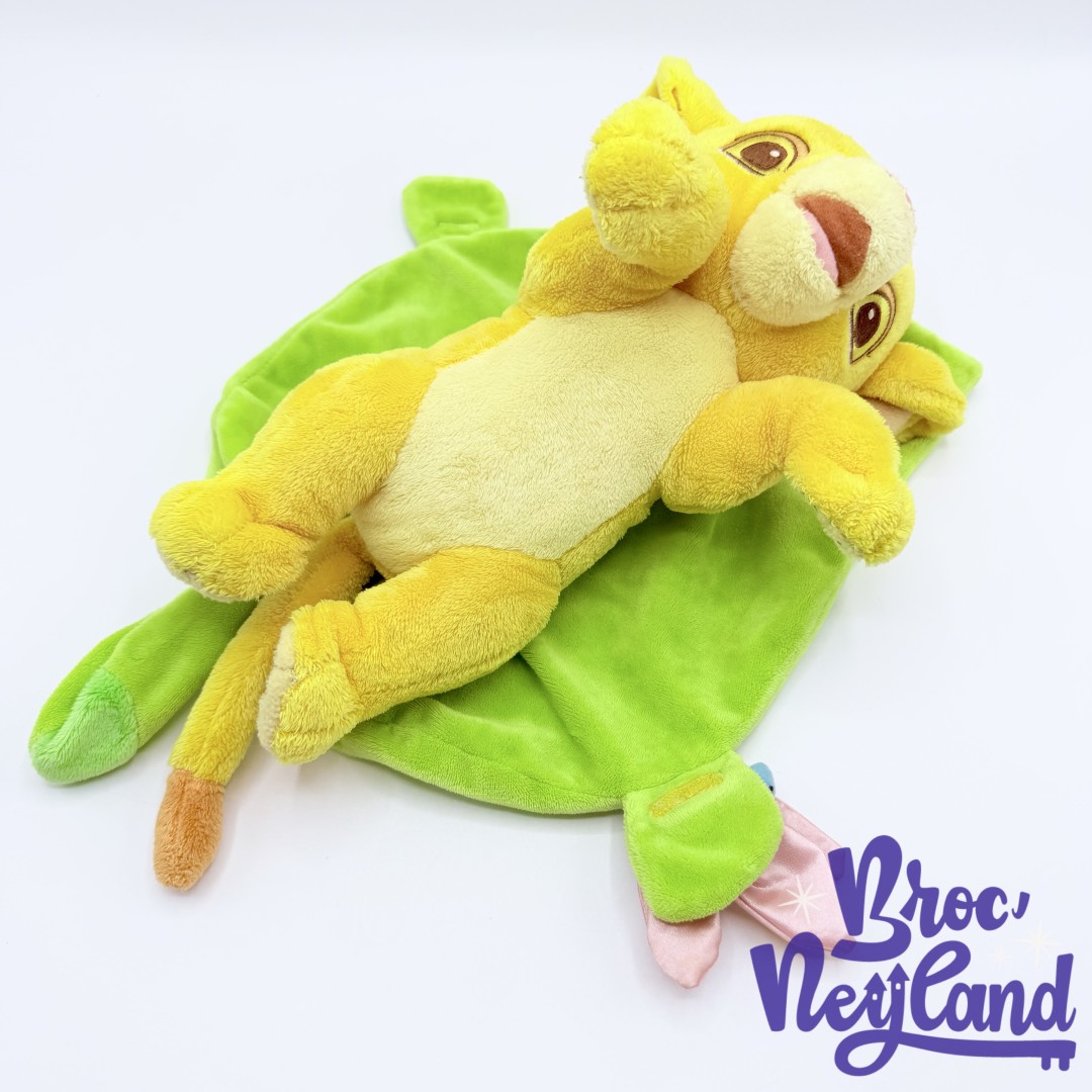 Peluche-Simba-Le-Roi-Lion-Disney-Babies-Disneyland-Paris-lion-couffin-couverture-verte-papillon (3)