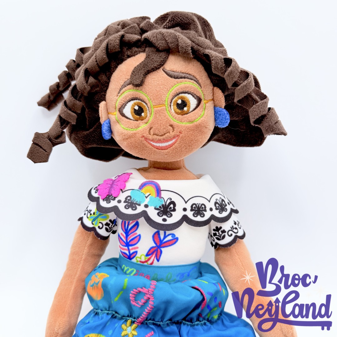 Poupée-chiffon-Mirabel-Madrigal-Encanto-Disney-Store-2022-peluche-48-cm (5)