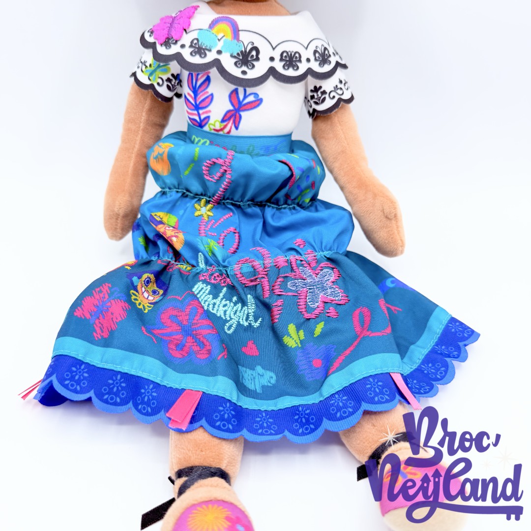 Poupée-chiffon-Mirabel-Madrigal-Encanto-Disney-Store-2022-peluche-48-cm (4)